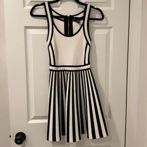 Guess XS black and white dress
